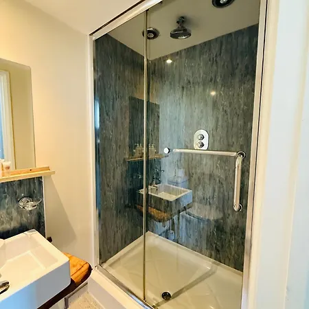 The Vale Hotel Cricklade Room photo